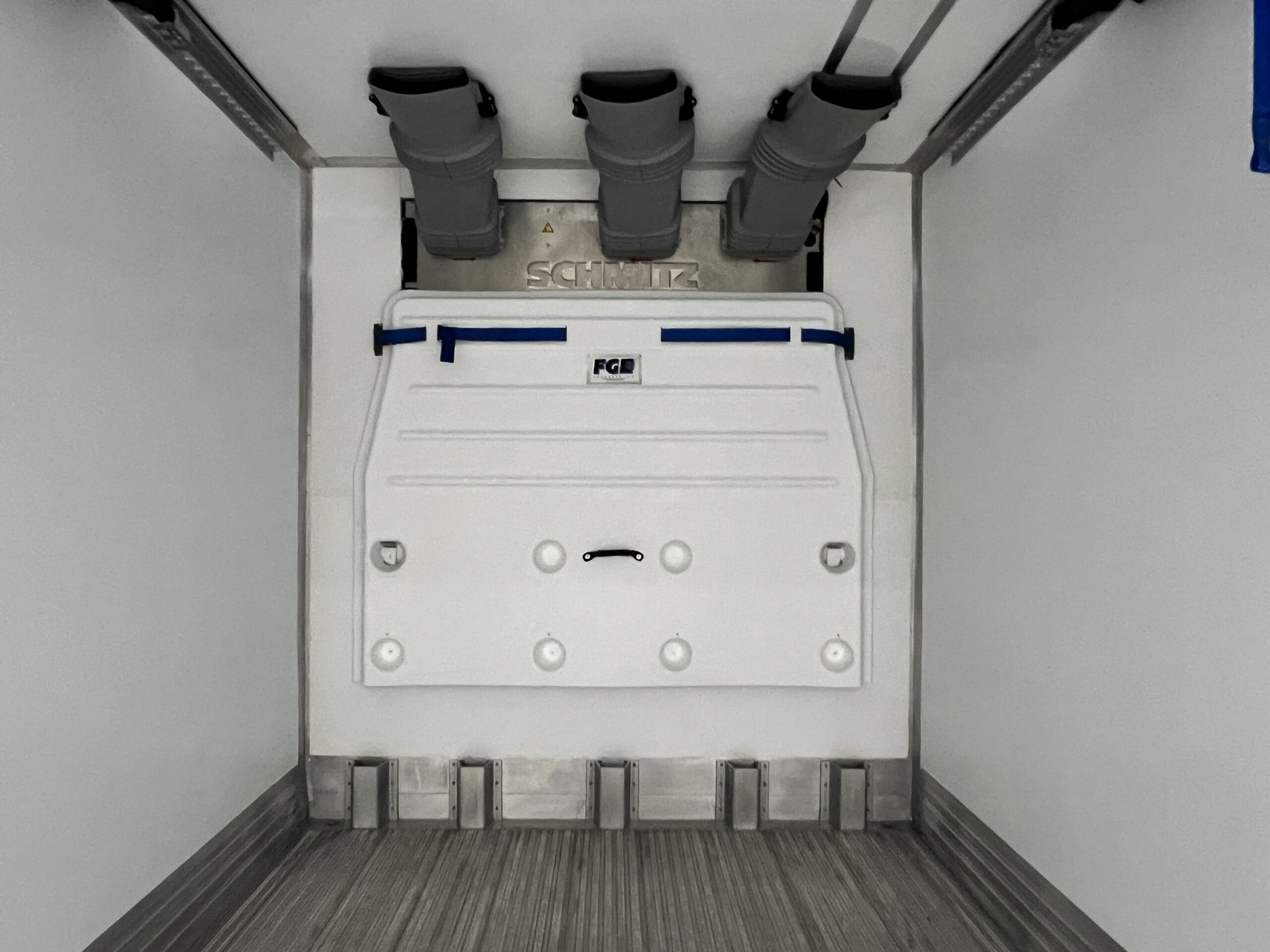 Removable air return bulkhead  and heavy-duty pallet stops